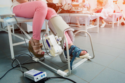 device to provide anatomically correct motion to both the ankle and joints